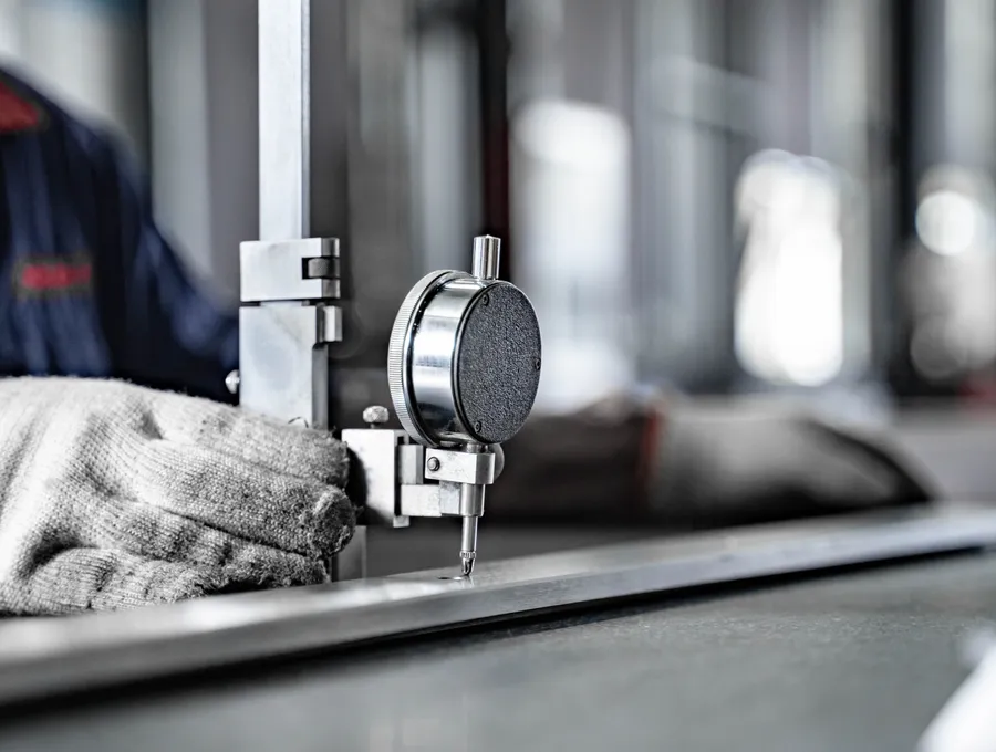 Straightening a tool on the adjustment table