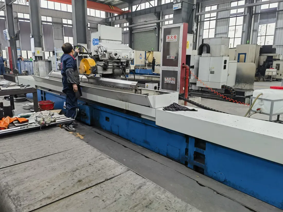 LYNCCN precision grinding workshop
