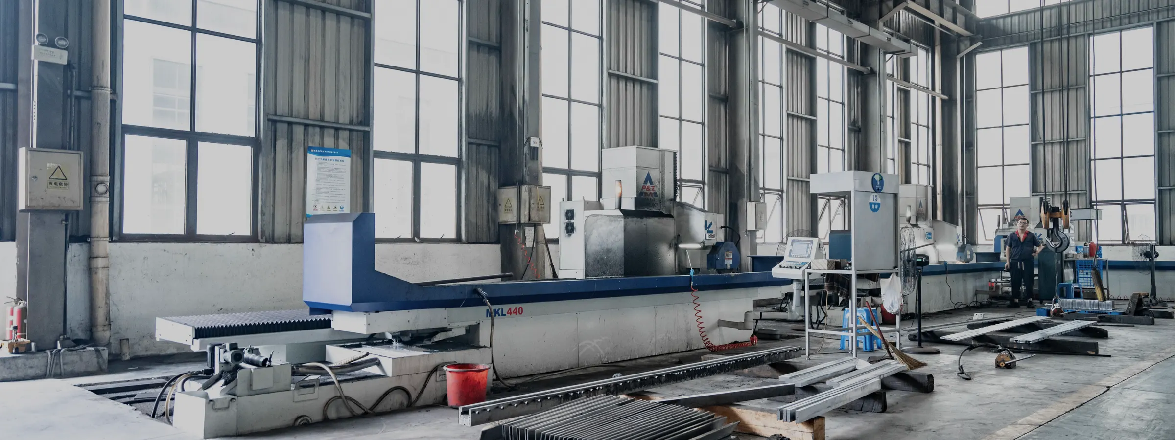LYNCCN CNC grinding workshop