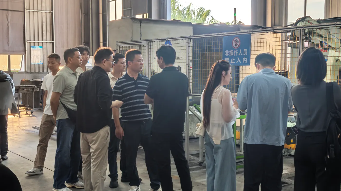 AI meets manufacturing: Tsinghua AI class visits LYNCCN